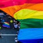As ativações de marcas na Parada do Orgulho LGBTQIA+ que vão além do arco-íris