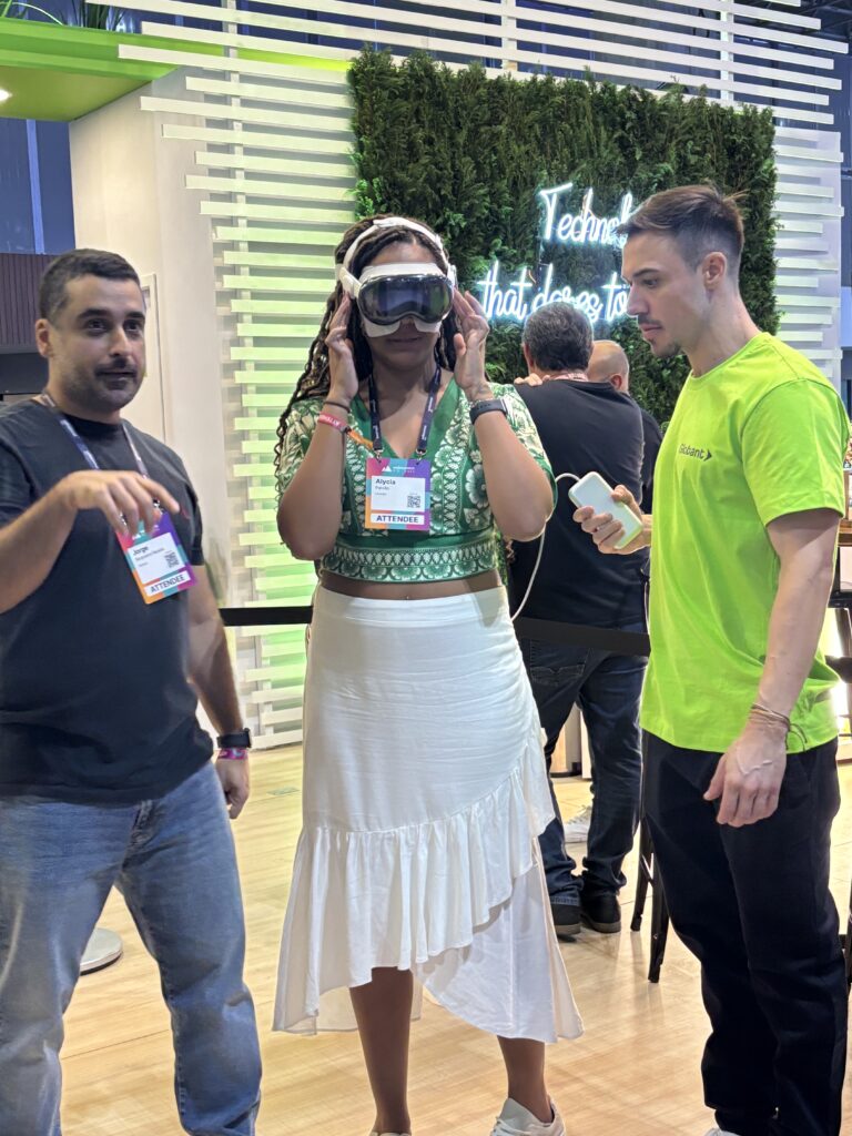 Apple Vision Pro no estande da Globant no Web Summit Rio