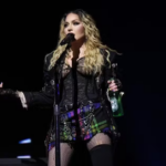 Madonna segura uma Heineken no palco na Praia de Copacabana em 04 de maio de 2024. Aula de brand experience.