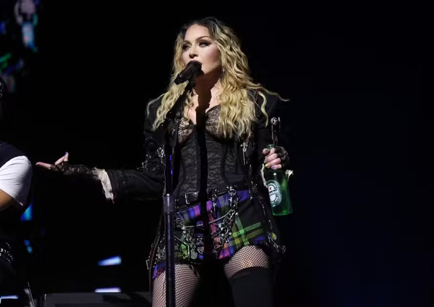 Madonna segura uma Heineken no palco na Praia de Copacabana em 04 de maio de 2024. Aula de brand experience.