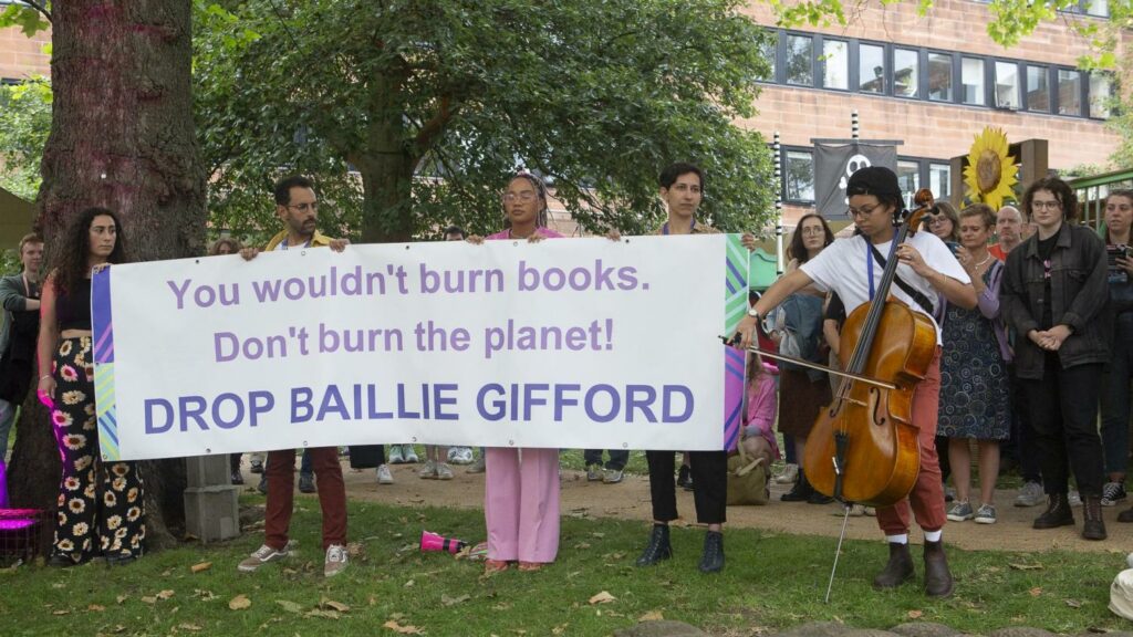 Protesto em feira literária pelo patrocínio da Baillie Gifford