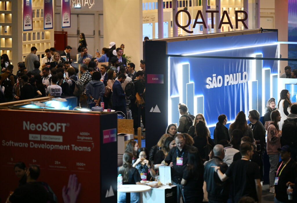 Estande do Qatar no Web Summit Lisboa 2024