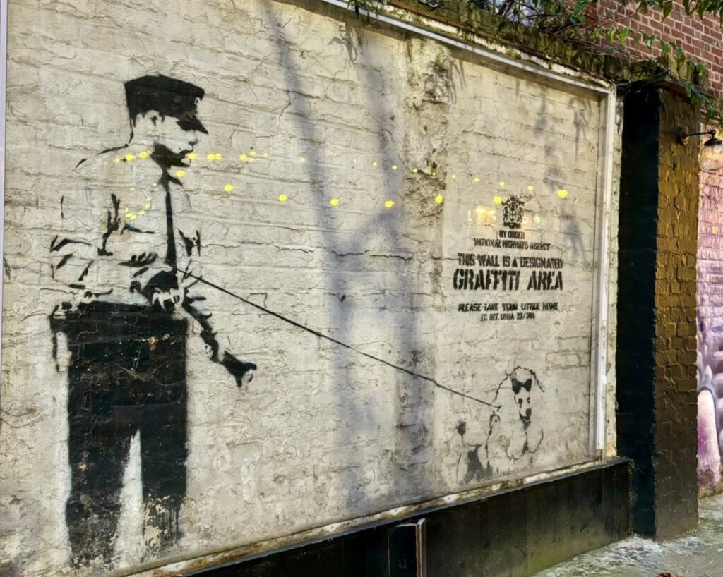 Grafite do Banksy em uma parede de Shoreditch, bairro que receberá o SXSW Londres 2025