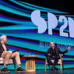 Pedro Bial e Yuval Harari no lançamento do evento SP2B no Auditório Ibirapuera, em São Paulo.