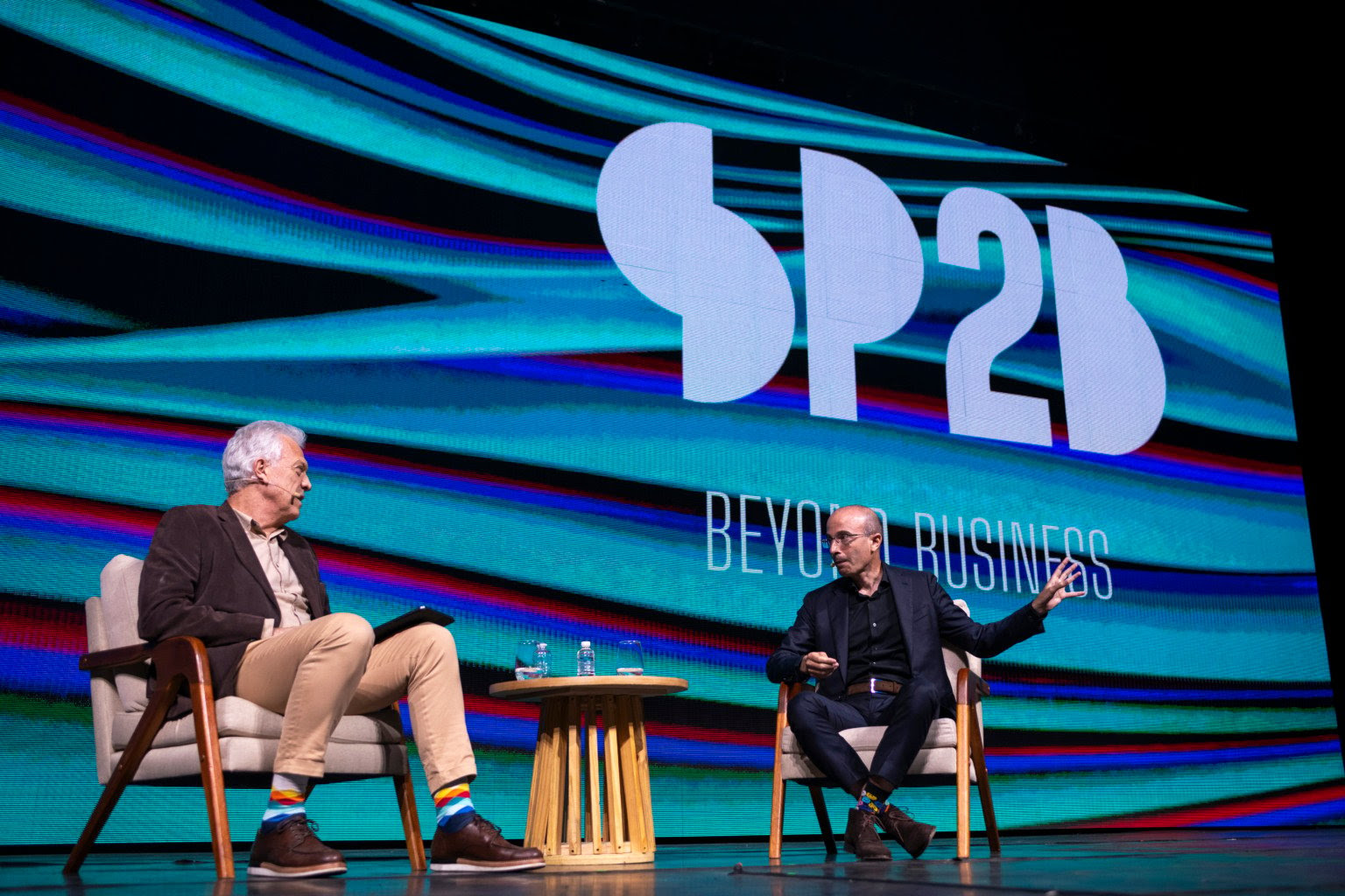 Pedro Bial e Yuval Harari no lançamento do evento SP2B no Auditório Ibirapuera, em São Paulo.
