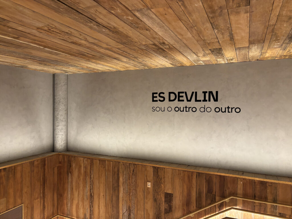 A excelência no experience design de Es Devlin. Cápsula, oclb: Quando a cenografia se torna uma experiência.