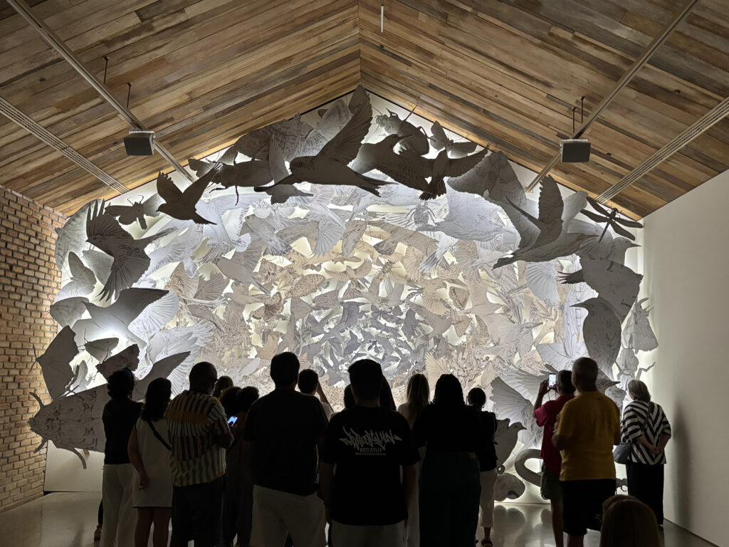 A excelência no experience design de Es Devlin. Cápsula, oclb: Quando a cenografia se torna uma experiência.