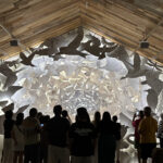 A excelência no experience design de Es Devlin. Cápsula, oclb: Quando a cenografia se torna uma experiência.