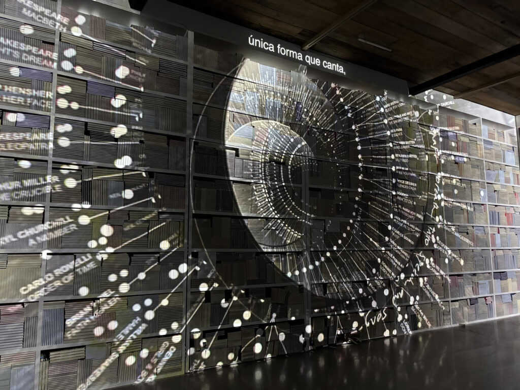 A excelência no experience design de Es Devlin. Cápsula, oclb: Quando a cenografia se torna uma experiência.