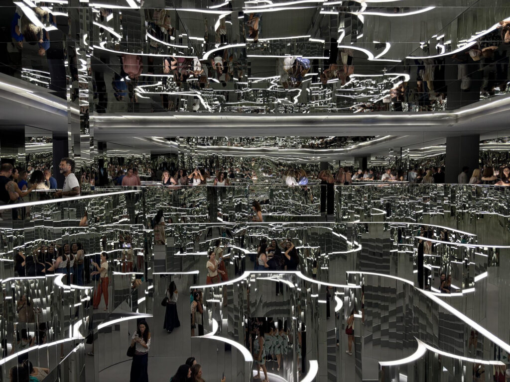 A excelência no experience design de Es Devlin. Cápsula, oclb: Quando a cenografia se torna uma experiência.