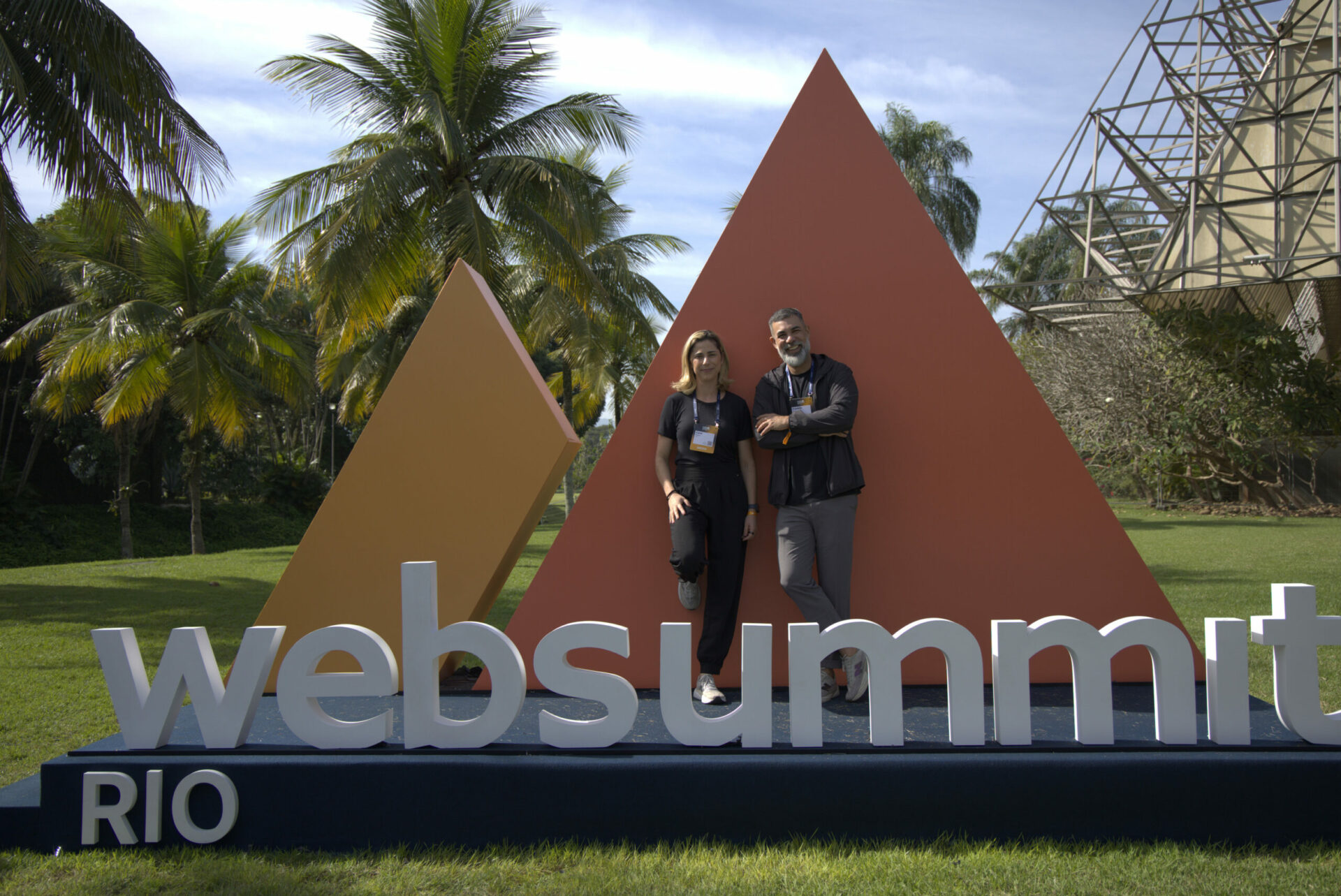 Web Summit Rio 2026: entenda por que a experiência mais valiosa do evento pode acontecer fora do Riocentro, entre encontros, negócios e networking.